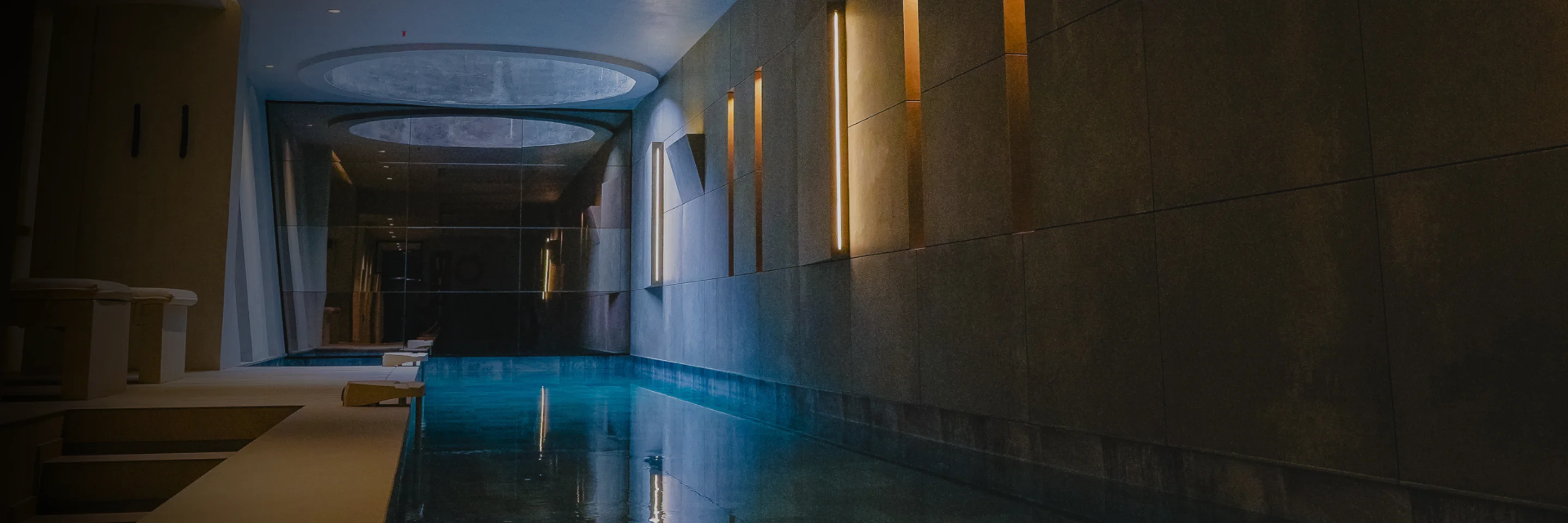 Piscina interior iluminada con iluminación LED arquitectónica de Asombra