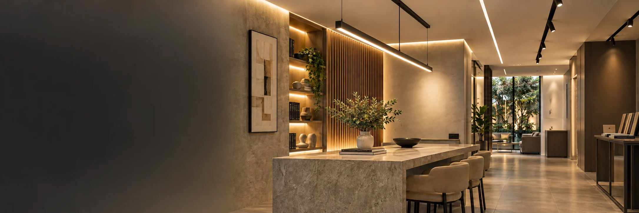 Interior residencial iluminado con rieles y spots LED Asombra, ambiente cálido de diseño