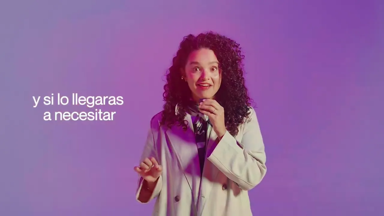 Ana López, fundadora de Asombra, explicando el programa de distribuidores