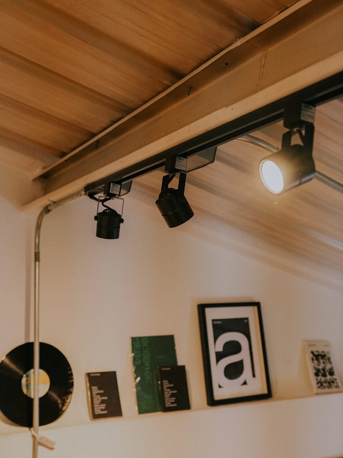 Estudio de diseño Folk iluminado con rieles magnéticos LED, Bogotá