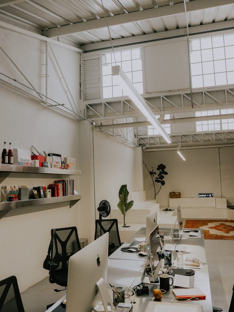 Sistema de iluminación magnética LED de Asombra instalado en un estudio de diseño en Bogotá