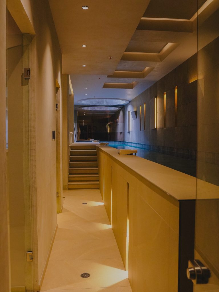 Pasillo con iluminación LED indirecta en muros y techo, Edificio Tempo, iluminación Asombra