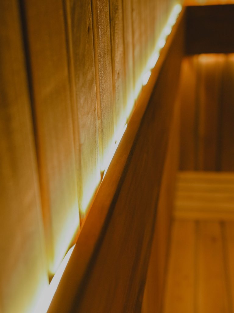 Detalle de cinta LED en revestimiento de madera, Edificio Tempo