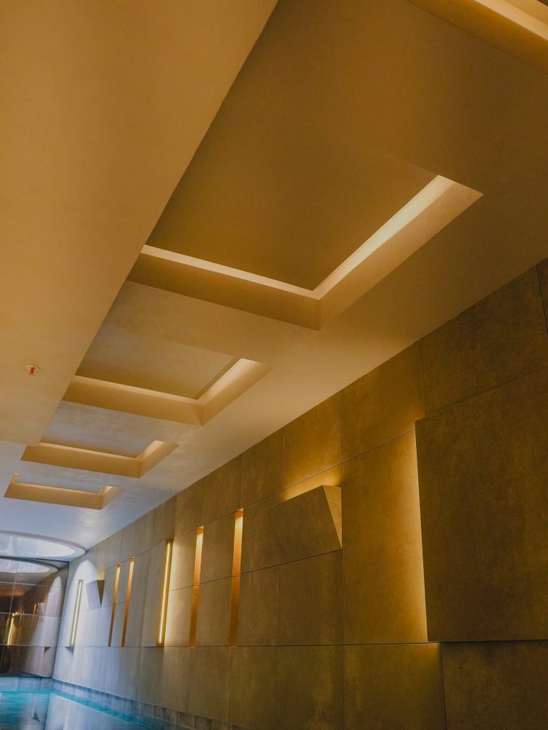 Techo con cajas de luz LED indirecta, Edificio Tempo, iluminación Asombra