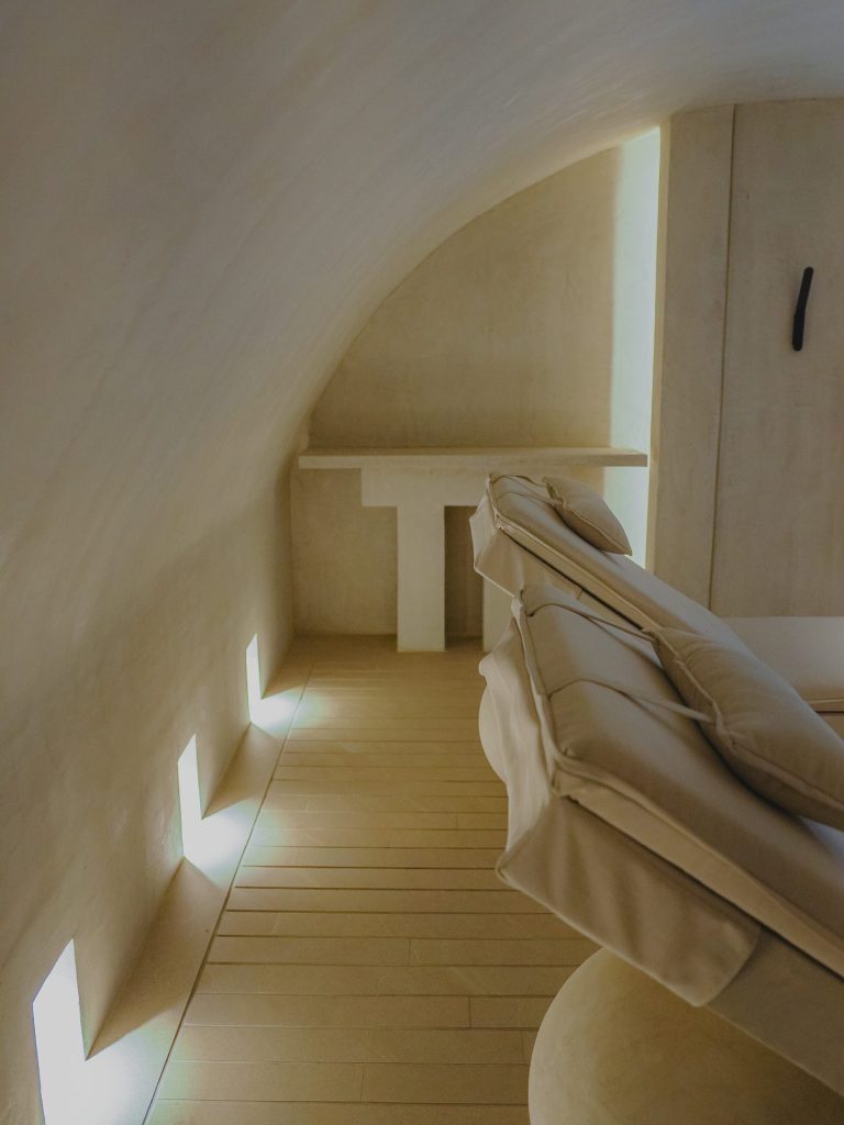Zona de descanso abovedada con iluminación LED cálida, Edificio Tempo