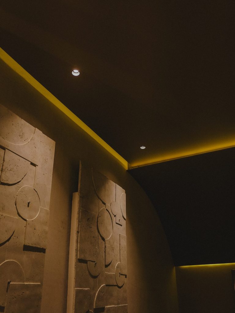 Muros con relieve y luz LED perimetral en el techo, Edificio Tempo