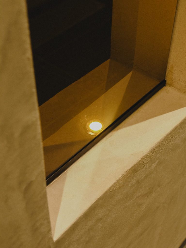Detalle de techo con spot LED empotrado y luz indirecta, Edificio Tempo