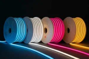 Rollos de cintas LED tipo neón en azul, blanco frío, neutro, fucsia y cálido alineados sobre un fondo oscuro.