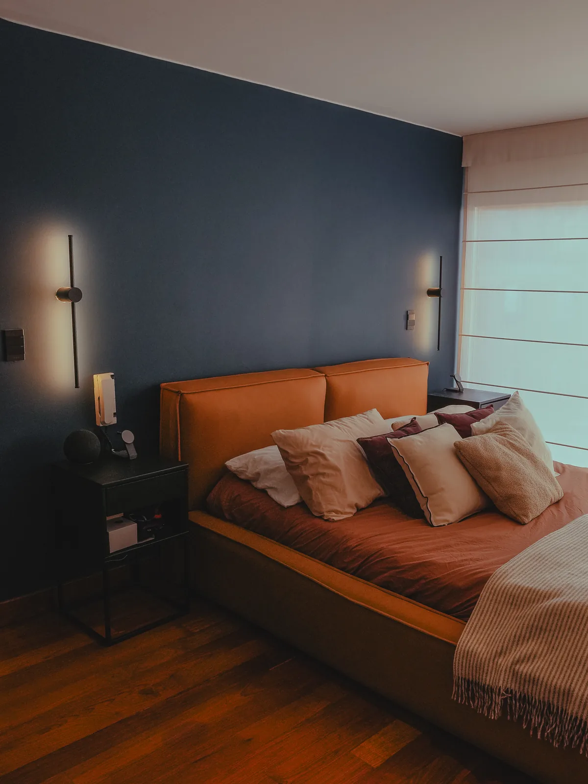 Dormitorio con pared azul iluminado con LED cálido, Asombra, Bogotá