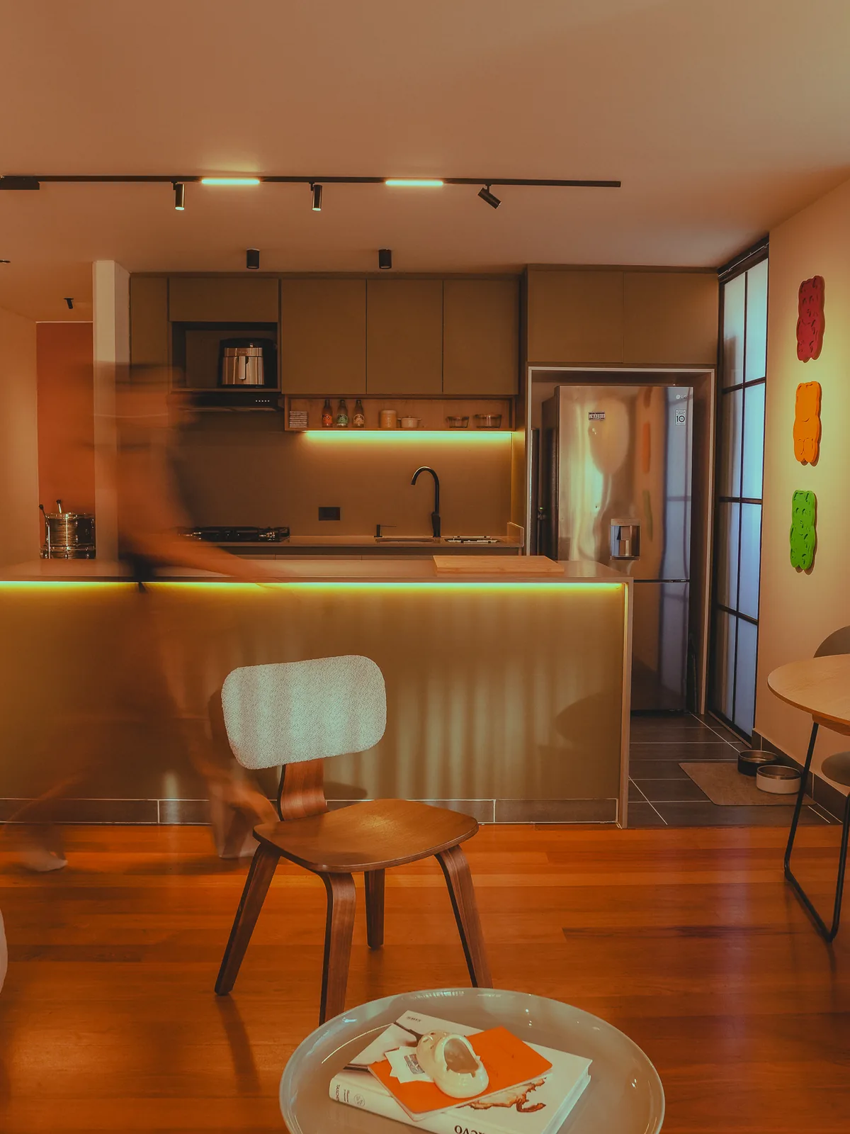 Cocina y zona social con iluminación LED cálida, Asombra, Bogotá