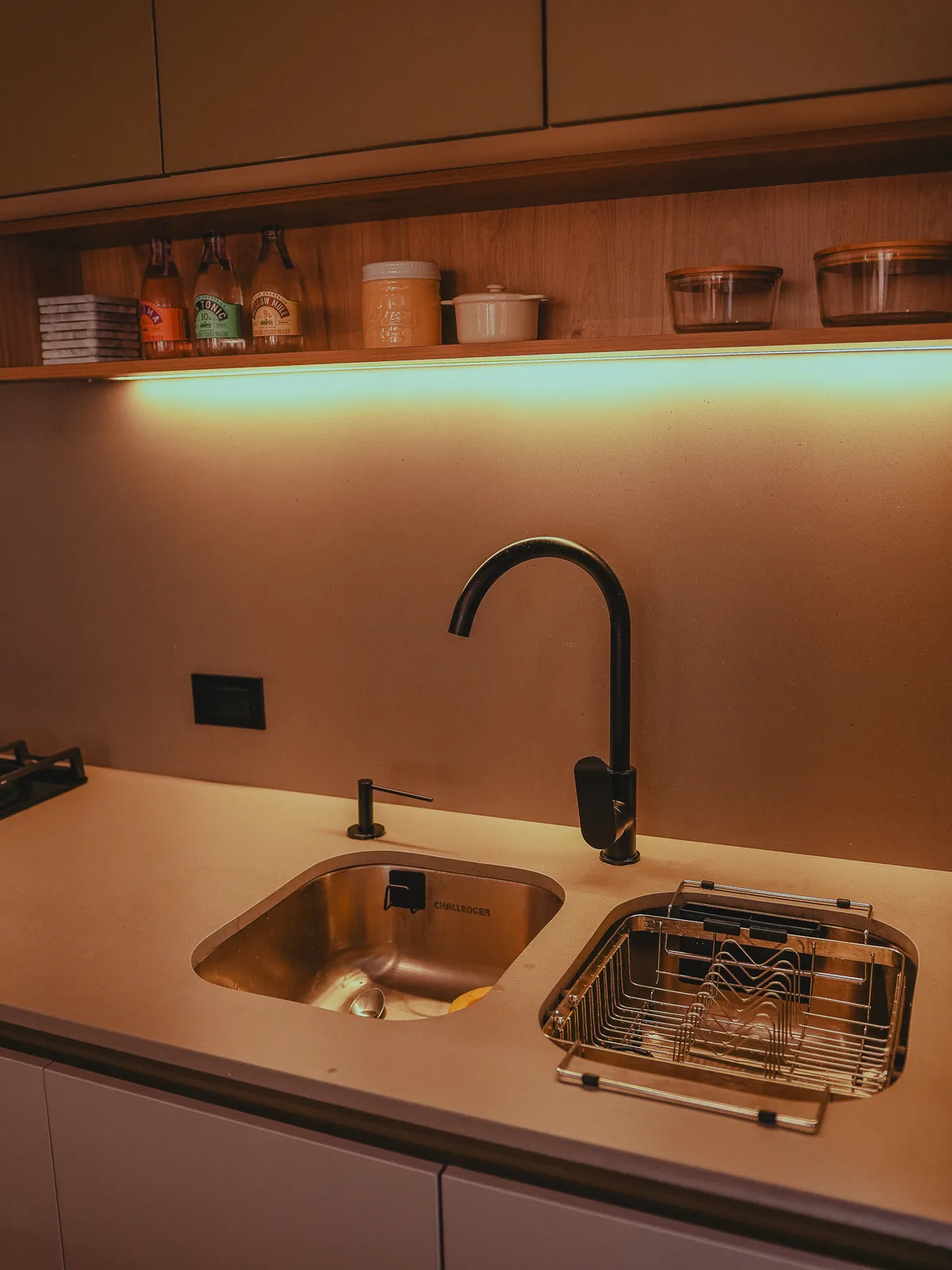 Cocina con iluminación LED bajo mueble, Asombra, Bogotá