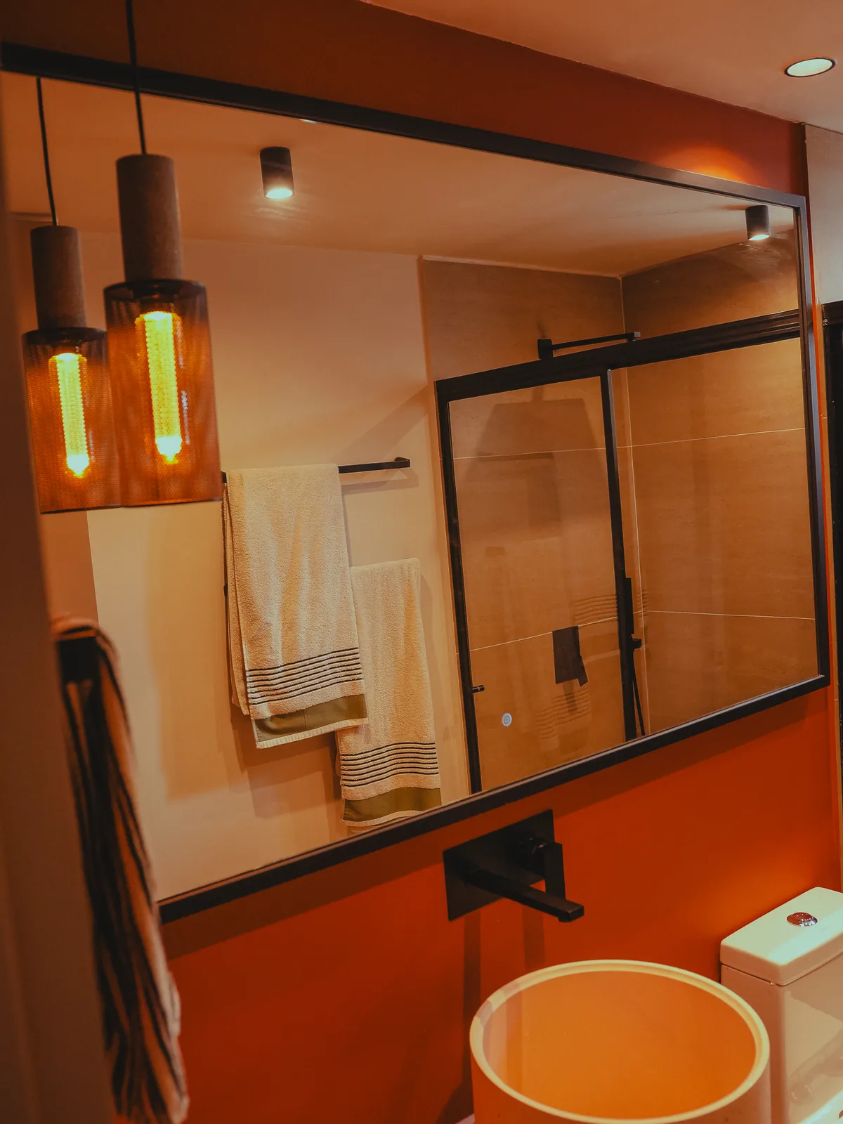 Baño con luminaria decorativa colgante y luz cálida, Asombra, Bogotá