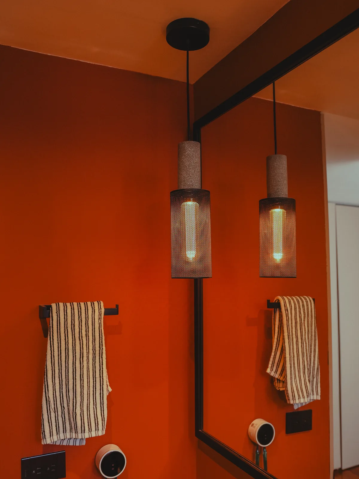 Baño con luminarias decorativas colgantes, Asombra, Bogotá