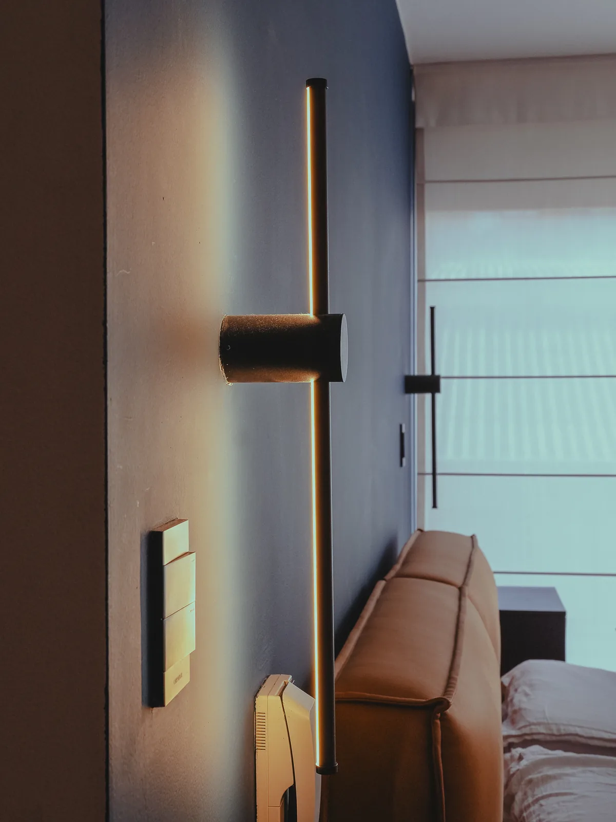 Dormitorio con aplique lineal de luz indirecta, Asombra, Bogotá