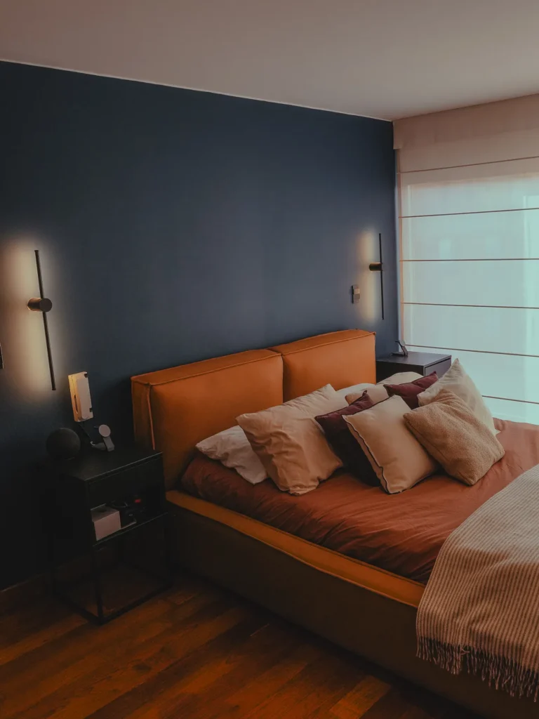 Dormitorio residencial con sconces LED de pared de Asombra, luz cálida