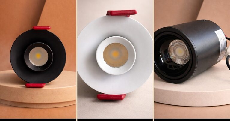 Tres luminarias LED de Asombra: bala empotrable negra, bala blanca y cilindro negro sobre fondo terracota